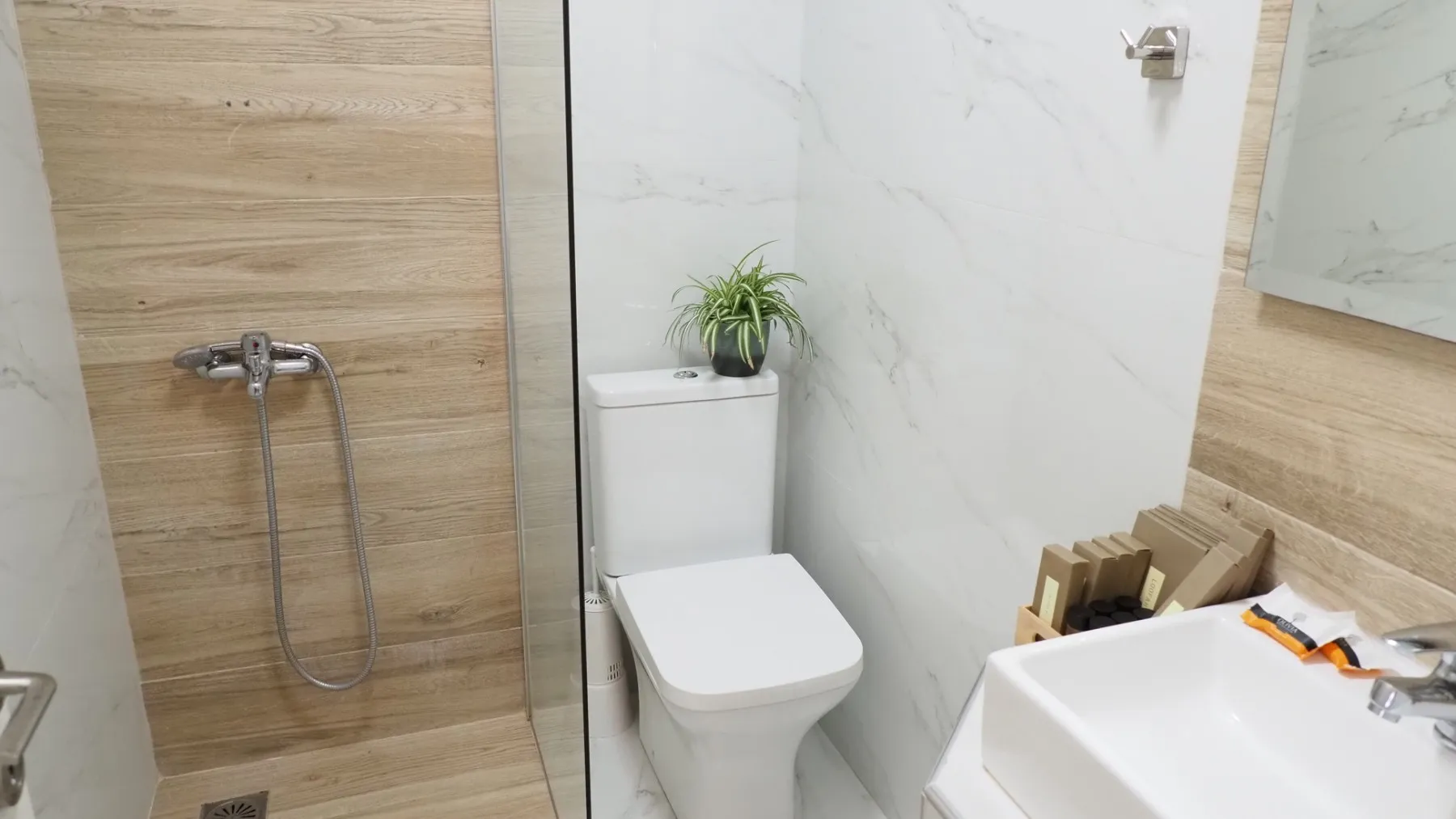 Tiara Holidays - Leonidas Apartments & Suites - One Bedroom Family Apartment Garden Front - bathroom